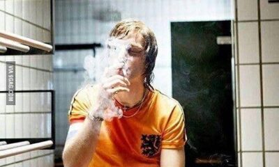 Craque holanês Johan Cruyff fumando nos vestiários da seleção da Holanda durante a Copa de 1974