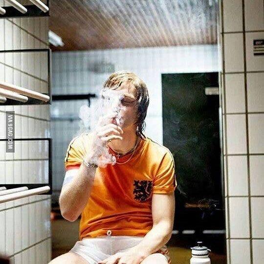 Craque holanês Johan Cruyff fumando nos vestiários da seleção da Holanda durante a Copa de 1974