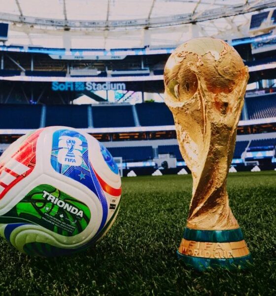Bola oficial da Copa do Mundo 2026, a Trionda, e a Taça FIFA no gramado do SoFi Stadium, em Los Angeles.