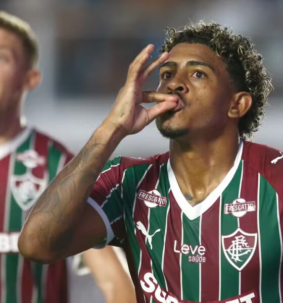 John Kennedy comemorando gol.