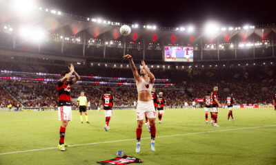 Arrascaeta comemorando gol pelo Flamengo em 2026
