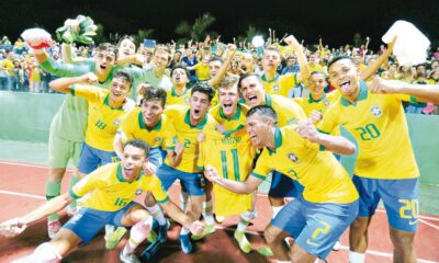 Jogadores da Seleção Brasileira Sub-17 comemoram a conquista da Copa do Mundo da categoria em 2019, em torneio disputado no Brasil.