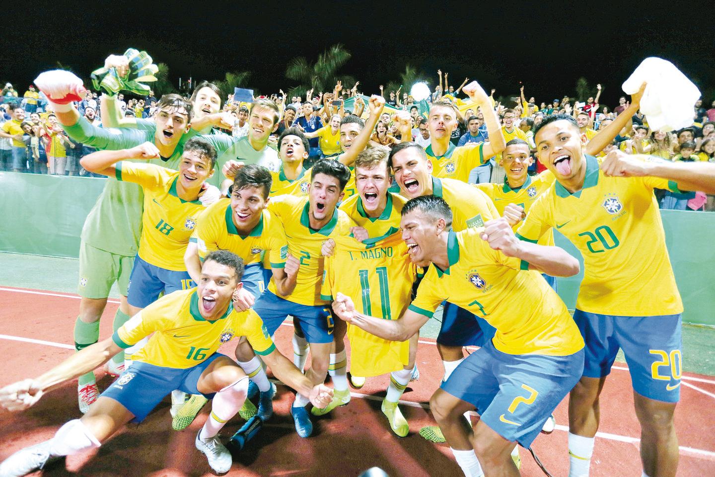 Jogadores da Seleção Brasileira Sub-17 comemoram a conquista da Copa do Mundo da categoria em 2019, em torneio disputado no Brasil.