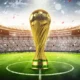 Imagem da Taça FIFA no centro de um gramado de um estádio de futebol lotado