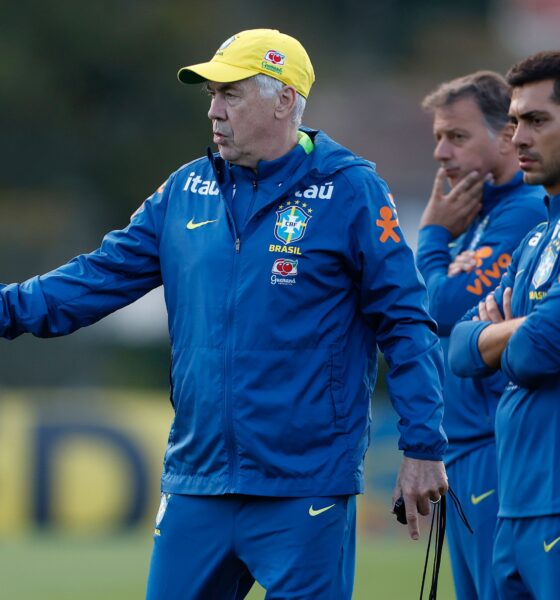 Técnico Carlo Ancelotti e membros da comissão técnica observam jogadores da Seleção Brasileira durante treino.