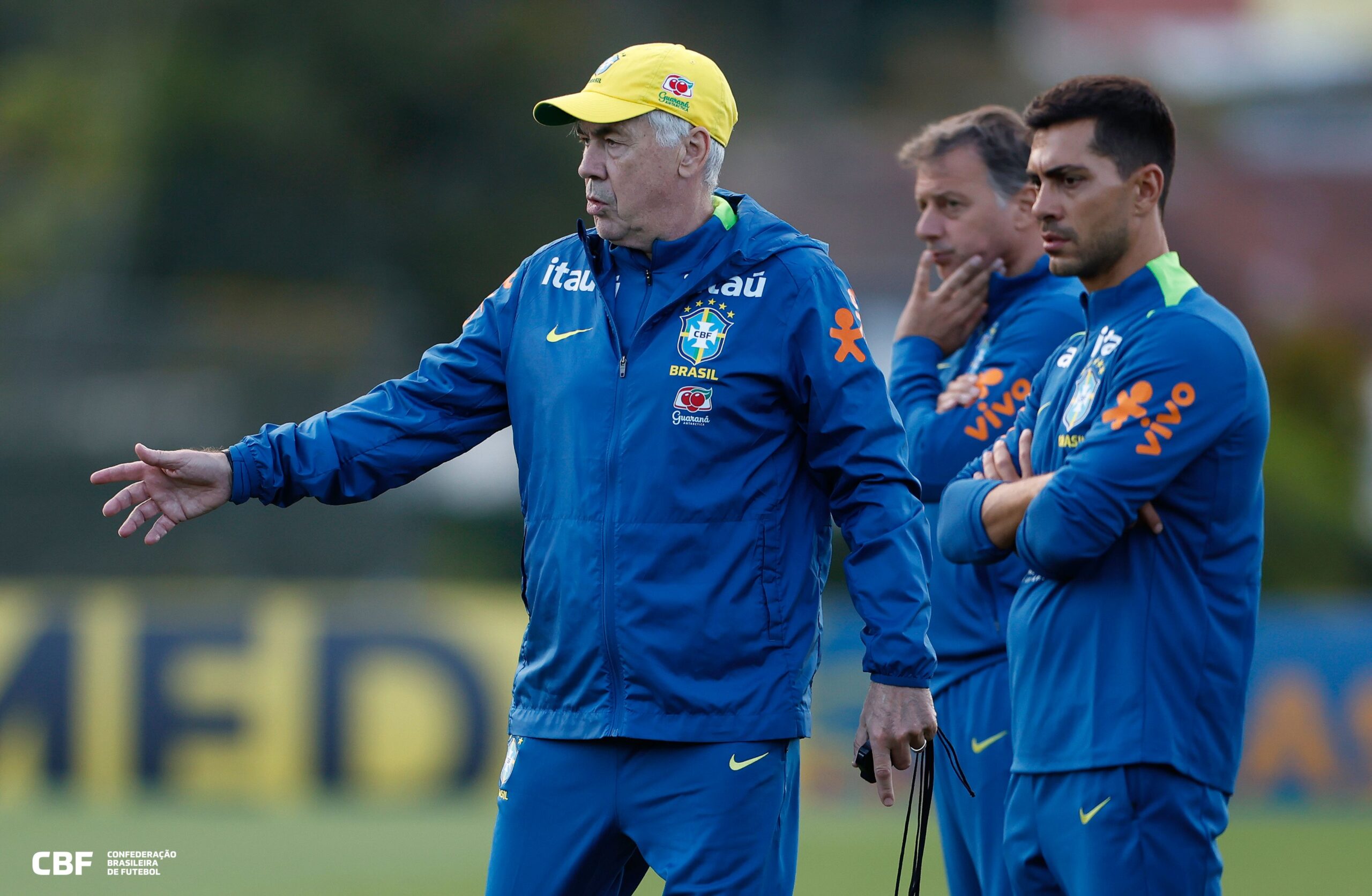 Técnico Carlo Ancelotti e membros da comissão técnica observam jogadores da Seleção Brasileira durante treino.