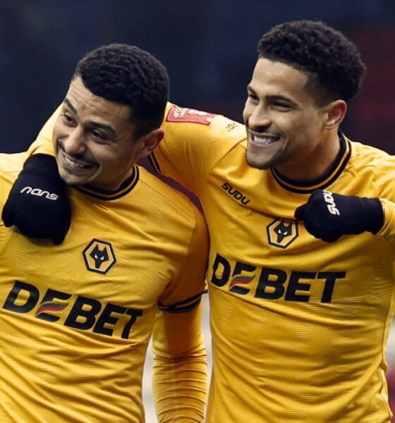Jogadores brasileiros André e João Gomes com a camisa do Wolverhampton na Premier League