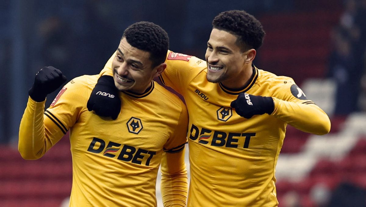 Jogadores brasileiros André e João Gomes com a camisa do Wolverhampton na Premier League